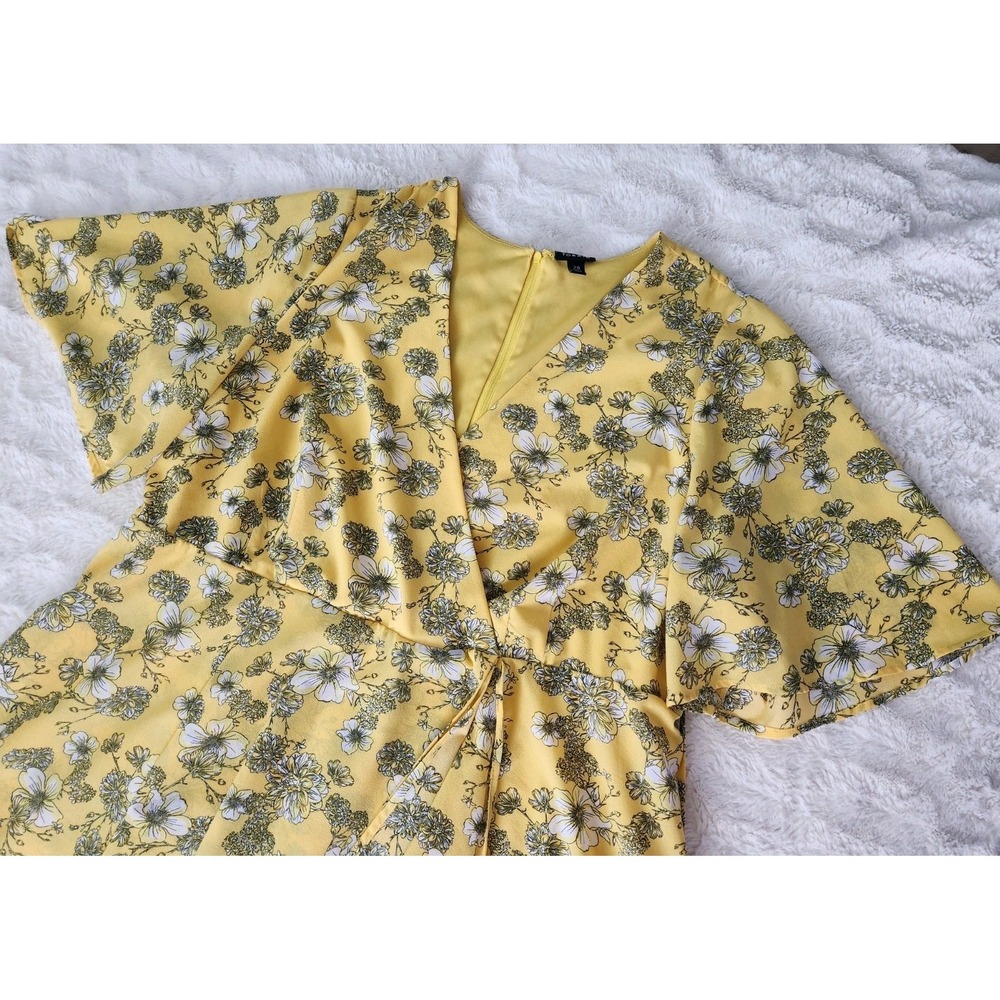 Torrid Short Sleeve Yellow Floral Print Faux Wrap V-Neck Casual Dress‎ Size 20